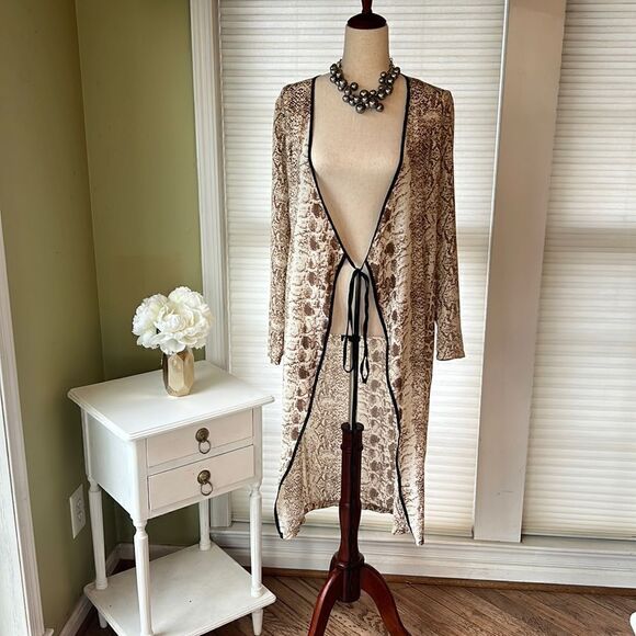 PrettylLittleThing Women’s 4 animal print tie front flowing cardigan NWT - Picture 2 of 16